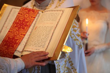 Rahip yandan açık İncil