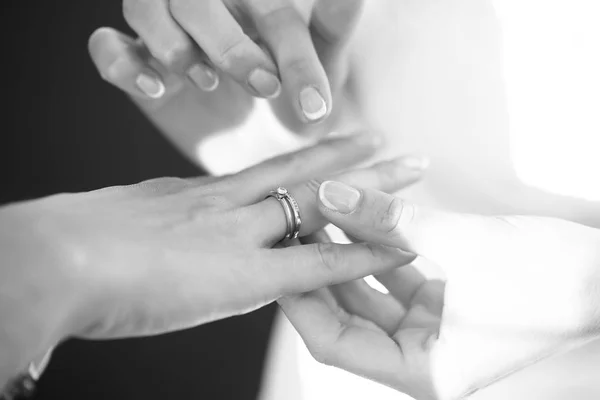 Güzel eller gelinler parmak yüzük ile tutun — Stok fotoğraf