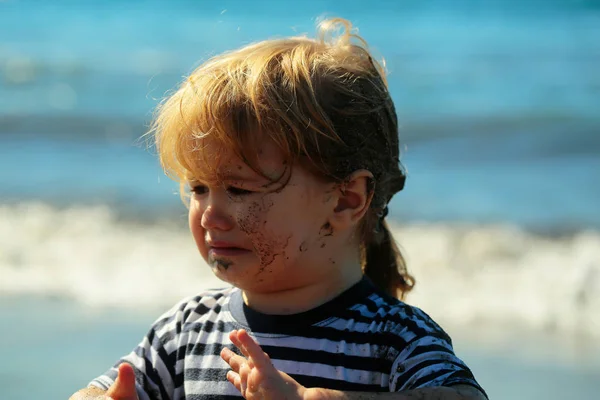 Carino infelice bambino ragazzo piangendo con sporco faccia e capelli — Foto Stock