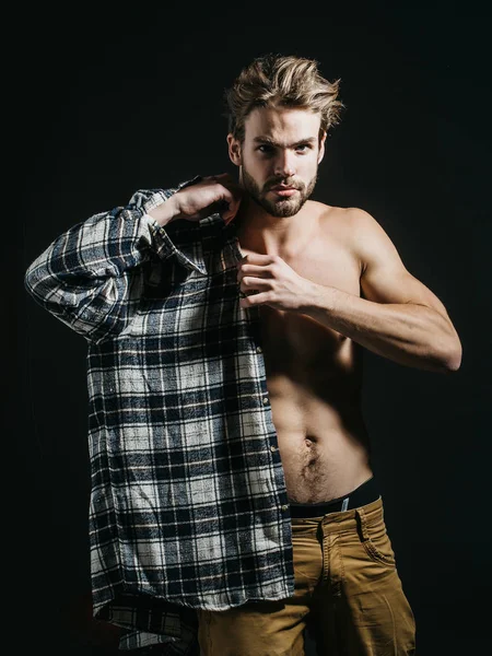 Seksi çıplak erkek giyim gömlek — Stok fotoğraf