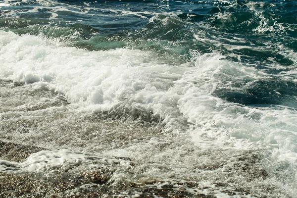 Hermosa mar azul olas tormentosas con espuma blanca —  Fotos de Stock