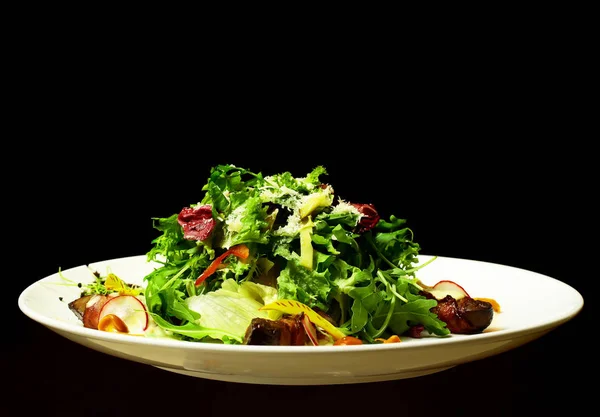 Deliciosa ensalada verde con carne — Foto de Stock