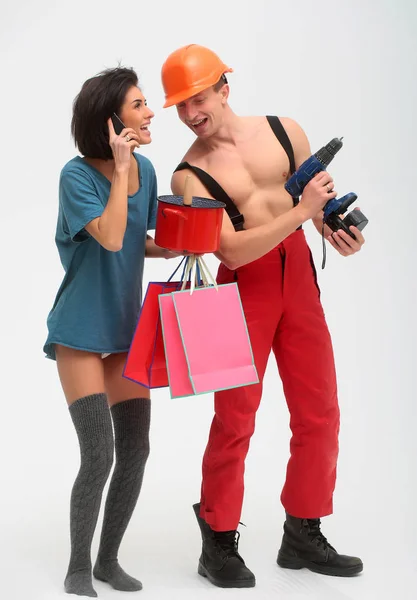 Háztartási izmos férfi és nő a mobiltelefon rendelkezik csomag — Stock Fotó