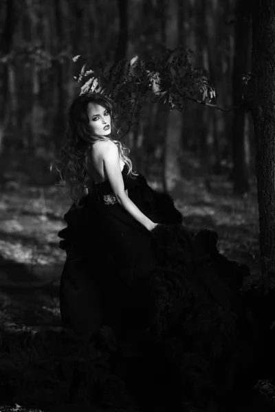Femeie tânără elegantă în pădure — Fotografie, imagine de stoc