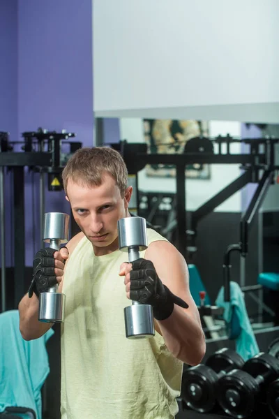 ハンサムなセクシーな筋肉男金属ダンベル トレーニング — ストック写真