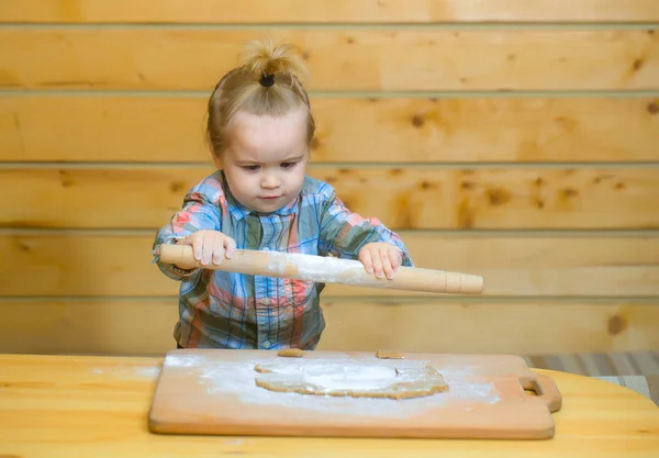 生地、小麦粉、木のめん棒で料理かわいい子 — ストック写真