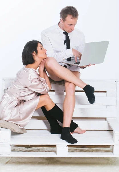Zakenman en -vrouw met laptop — Stockfoto