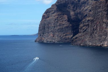Siyah kayalık ada mavi denizi