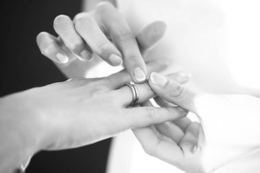 Güzel eller gelinler parmak yüzük ile tutun