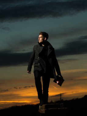 Dusk hediye ile yakışıklı adam