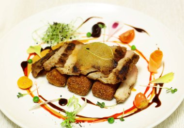 Kızarmış et ve ekmekli pirzola