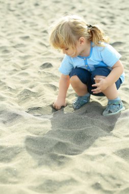 Şirin bebek çocuk kum ile oynamak