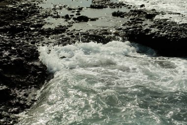Siyah Taşlı kıyıya fırtınalı dalgalar güzel gri deniz sıçrama