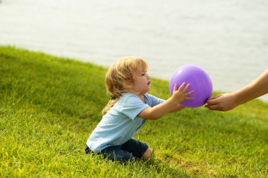 Şirin bebek çocuk mor oyuncak balon yakalar