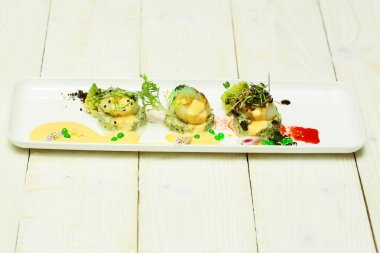 Yeşil püresi üzerinde kurutulmuş tarak