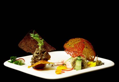 Ekmek parçaları ile lezzetli aperatif