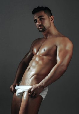 Yakışıklı adam veya kas maço