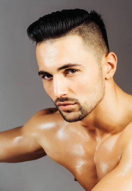 Yakışıklı adam veya kas maço