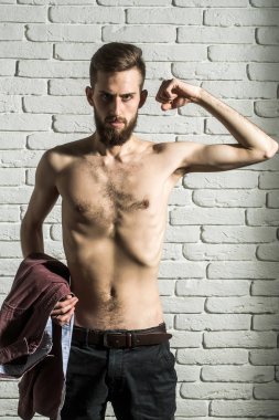 tuğla zemin üzerine ince çıplak gövde ile ince sakallı adam