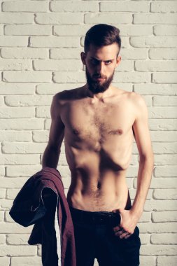 tuğla zemin üzerine ince çıplak gövde ile ince sakallı adam