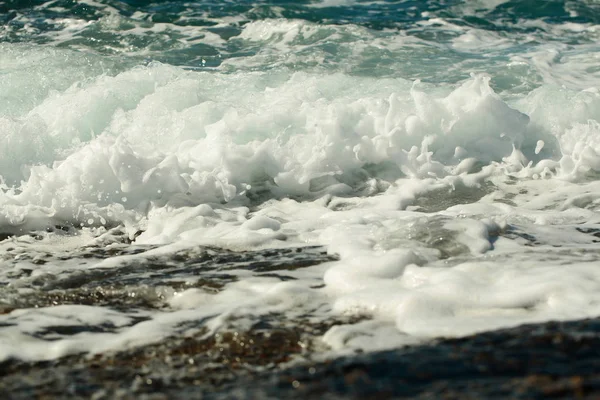 Piękne błękitne morze burzliwe fale z białej pianki — Zdjęcie stockowe