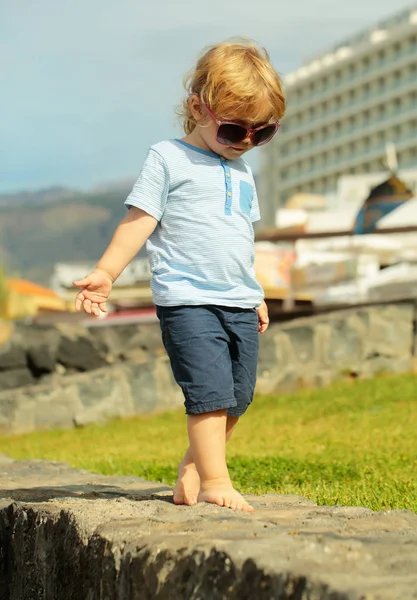 Roztomilá módní chlapeček v sluneční brýle — Stock fotografie