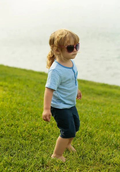 Lindo bebé con gafas de sol de moda en la cabeza —  Fotos de Stock