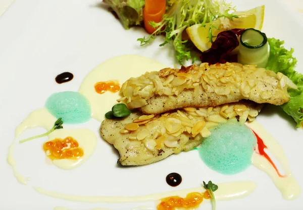 Filetto di pesce fritto sotto la mandorla — Foto Stock
