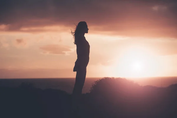 Silhouette noire de jolie fille sur la plage de la mer au coucher du soleil — Photo