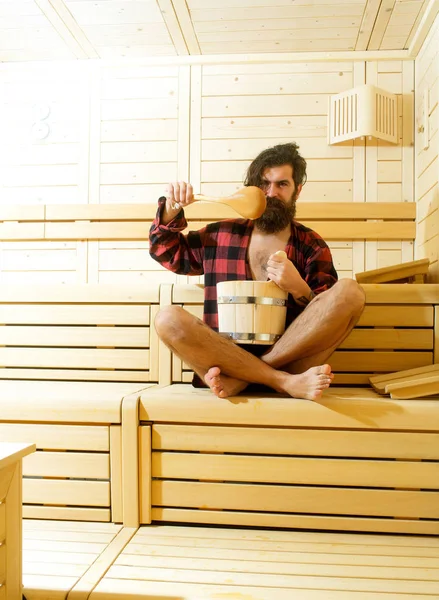 Bell'uomo barbuto in bagno di legno con secchio e cucchiaio — Foto Stock