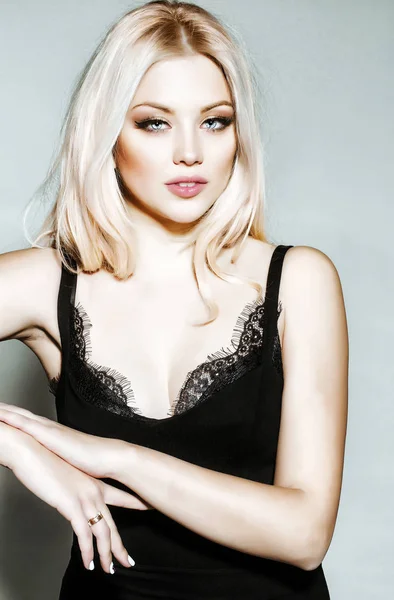 Vackra platina blond flicka i svart — Stockfoto