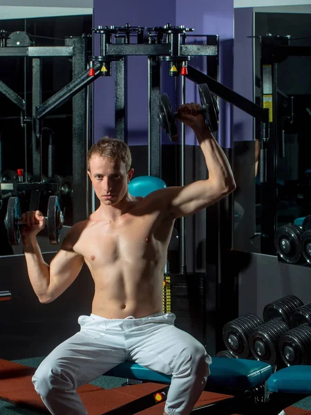 Bello uomo sexy ha allenamento del corpo muscolare con manubri — Foto Stock