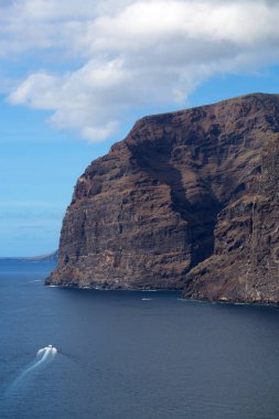 Siyah kayalık ada mavi denizi