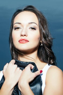 esmer saçlı seksi kız