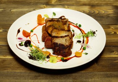 Kızarmış et ve ekmekli pirzola