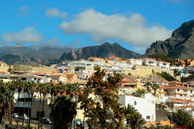 Pastoral resort kasaba veya şehir karşı siyah volkanik dağlar