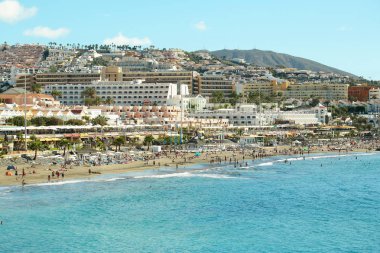 Otel ve deniz sahilinde binalar güzel tatil beldesi