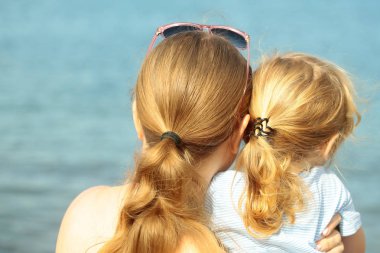 Anne ve oğlu denize bakmak