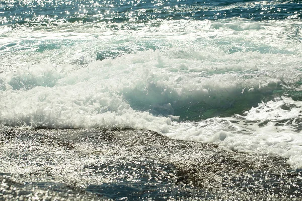 Hermosa mar azul olas tormentosas con espuma blanca —  Fotos de Stock