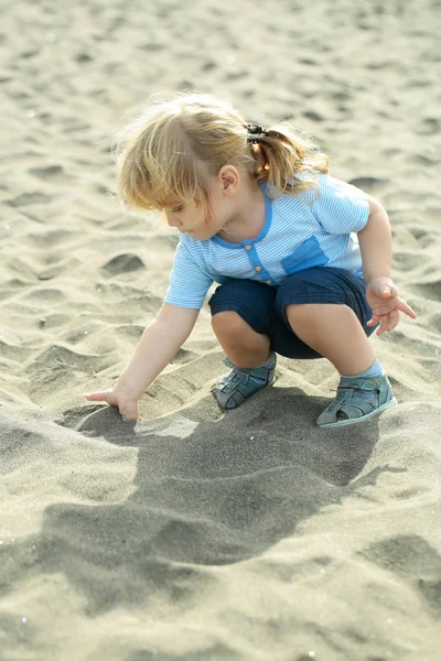 かわいい男の子が砂で遊ぶ — ストック写真