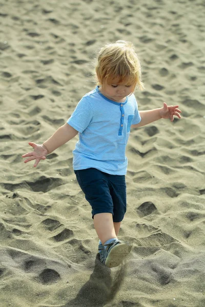 Lindo bebé jugar con arena —  Fotos de Stock