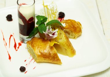 Lezzetli krem veya elma strudel