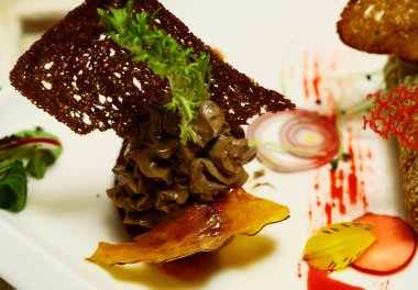 Kahverengi ekmek ile lezzetli aperatif