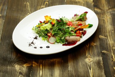 Fırında etli yeşil salata