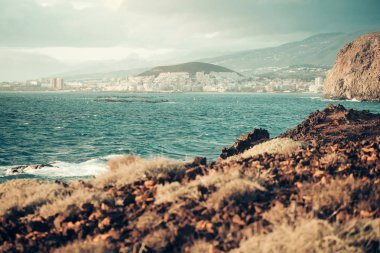 Güzel mavi deniz ve tatil şehir dağda