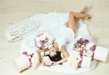 çiçek kutuları ile güzel kız