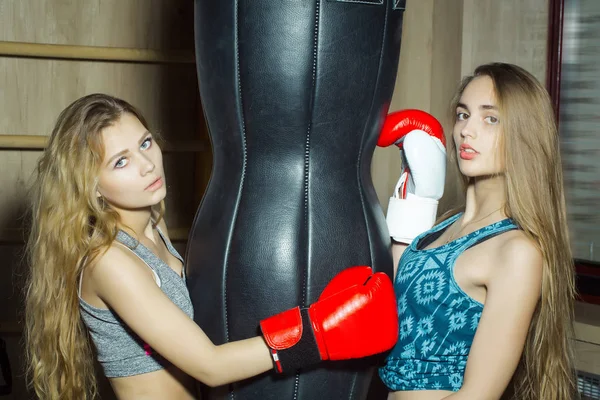 Dos bonitas chicas boxeadoras golpeando — Foto de Stock