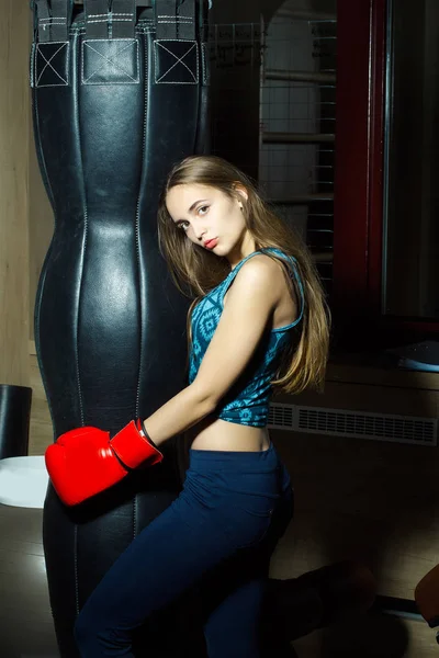 Guapa chica boxeador puñetazo — Foto de Stock