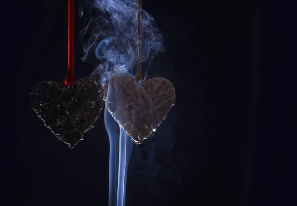 Alla hjärtans dag hjärtan på rött rep i rök — Stockfoto