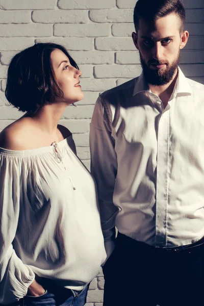 Homem barbudo e mulher grávida bonita com barriga redonda — Fotografia de Stock